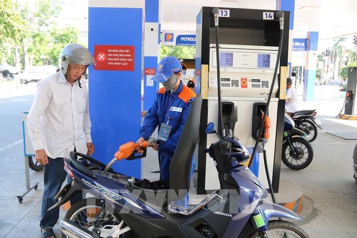 Ngày đầu tiên cung ứng loại nhiên liệu mới, hoạt động mua bán tại Hưng Yên diễn ra ổn định, không xảy ra tình trạng ùn ứ hay cung ứng gián đoạn. Ảnh: Thu Hoài – TTXVN