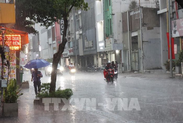 Mưa to bất chợt trên đường Hồ Văn Huê, phường Đức Nhuận (Thành phố Hồ Chí Minh). Ảnh: Hồng Đạt - TTXVN