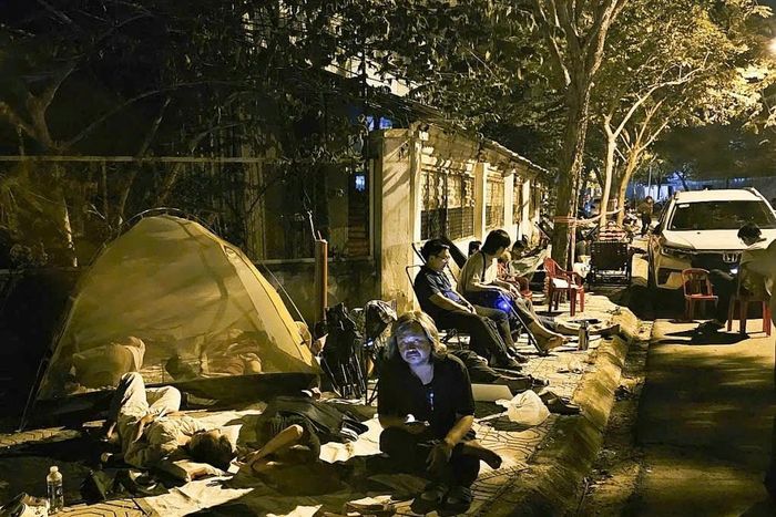 Người dân thức xuyên đêm chờ lấy phiếu hẹn nộp hồ sơ mua dự án nhà ở xã hội tại phường Nam Tra Trang. Ảnh: BT