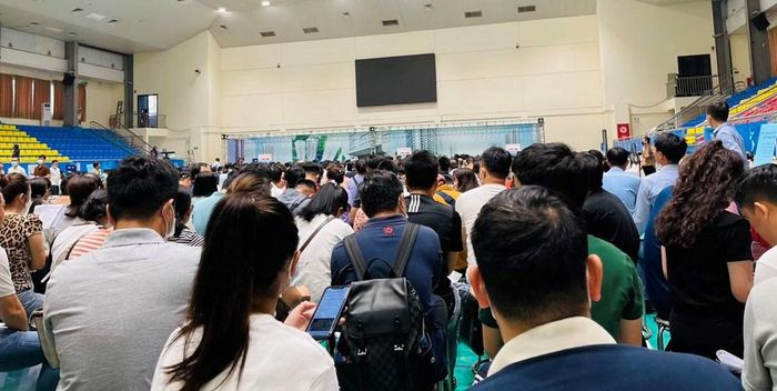 Hàng nghìn người xếp hàng bốc thăm mua nhà ở xã hội. Ảnh: Minh Nghĩa/TTXVN