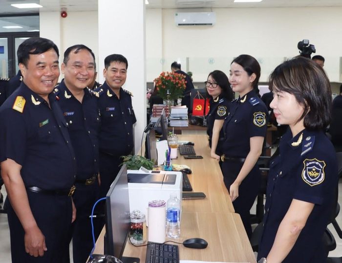 Cục trưởng Nguyễn Văn Thọ tại buổi làm việc tại Đội Thông quan (Chi cục Hải quan khu vực III) trong ngày đầu thực hiện thông quan tập trung. Ảnh: Cục Hải quan