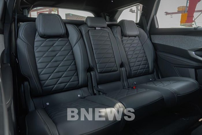Với cấu hình 7 chỗ linh hoạt, hàng ghế thứ hai của Peugeot 5008 hoàn toàn mới có thể gập theo tỷ lệ 40:20:40 và hàng ghế thứ ba gập 50:50, giúp mở rộng dung tích khoang hành lý lên đến 2.232 lít