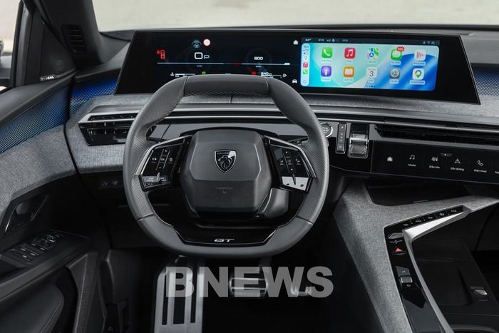 Nội thất Peugeot 3008 hoàn toàn mới gây ấn tượng với không gian công nghệ được phát triển xoay quanh Peugeot Panoramic i-Cockpit thế hệ mới. Trung tâm bảng điều khiển là màn hình cong Panoramic 21-inch hỗ trợ Apple CarPlay và Android Auto không dây