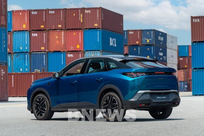 Phía sau Peugeot 3008 hoàn toàn mới, các khe thoáng gió được tinh chỉnh nhằm giảm tiếng ồn và gia tăng sự ổn định khi vận hành ở tốc độ cao. Trong khi đó, ốp cản sau màu xám Meteor kết hợp cùng các đường cắt góc cạnh mang đến vẻ ngoài khỏe khoắn và đậm chất thể thao