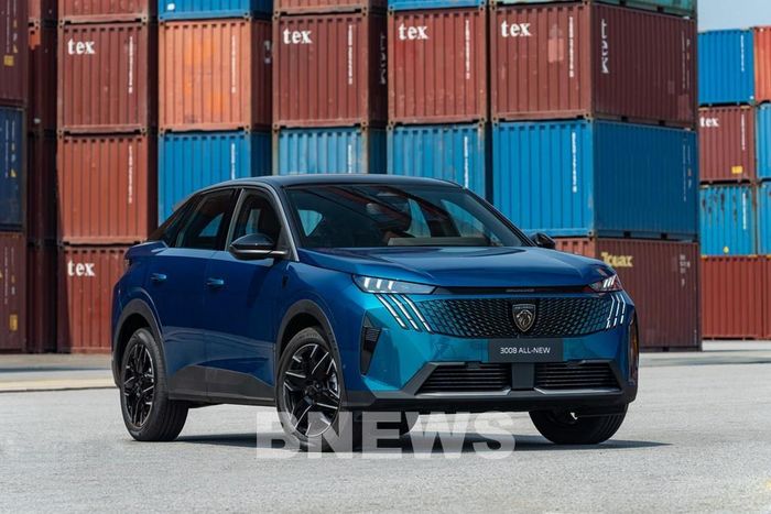 Phần đầu xe Peugeot 3008 hoàn toàn mới với lưới tản nhiệt đồng màu thân xe, tạo hiệu ứng liền khối tinh tế và cao cấp. Hệ thống đèn Pixel LED thế hệ mới mô phỏng “móng vuốt sư tử” đặc trưng, kéo dài liền mạch từ cụm đèn trước xuống cản xe, mang lại diện mạo sắc bén và uy lực