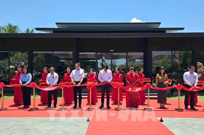 Các đại biểu thực hiện nghi thức cắt băng khai trương khu biệt thự nghỉ dưỡng. Ảnh: Trần Lê Lâm - TTXVN