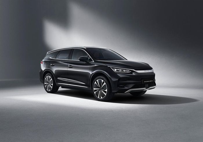 VinFast VF 8 thế hệ mới (bên trái) và BYD Sealion 8 (bên phải).