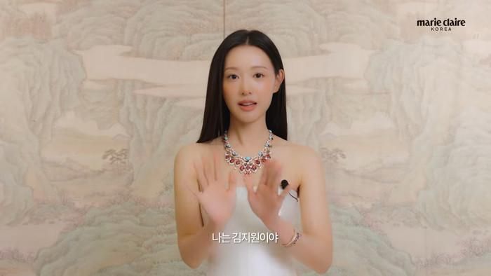 Kim Ji Won khá cởi mở khi chia sẻ về cuộc sống hiện tại. Ảnh: YouTube Marie Claire Korea