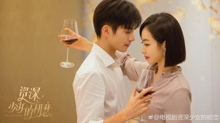 Ngay khi lên sóng, bộ phim đã tạo nên cơn sốt nhờ nội dung gần gũi với nhiều khán giả trưởng thành. Nhân vật nữ chính là hình mẫu phụ nữ hiện đại thành công trong công việc nhưng gặp không ít áp lực trong chuyện tình cảm. Mối quan hệ với chàng trai trẻ tuổi hơn trở thành tâm điểm của câu chuyện, qua đó phản ánh những định kiến xã hội vẫn tồn tại về tuổi tác và tình yêu. Sự hài hước, lãng mạn và tính thực tế giúp tác phẩm duy trì sức hút lâu dài.