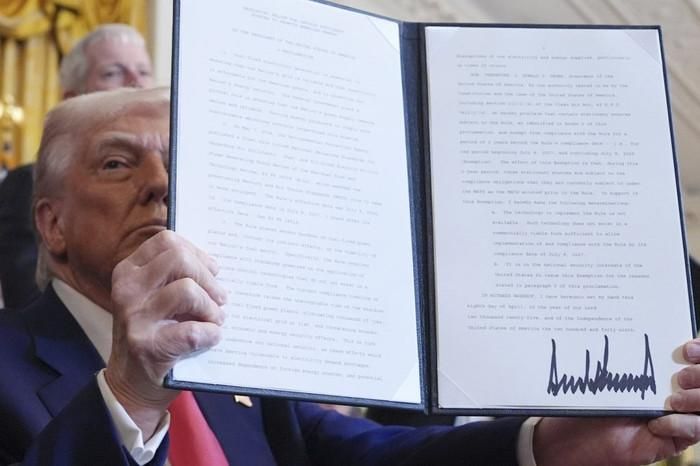 Tổng thống Donald Trump cầm một sắc lệnh hành pháp đã được ký trong một sự kiện diễn ra tại Phòng Đông của Nhà Trắng, ngày thứ Ba, 8 tháng 4 năm 2025, tại Washington. (Ảnh AP/Evan Vucci)