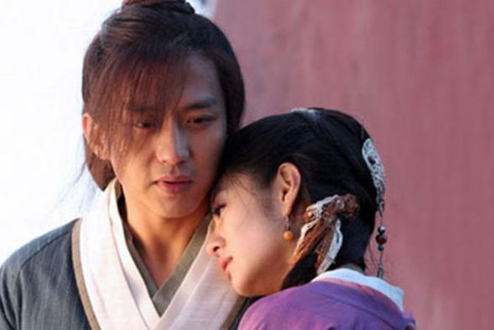 Dù lựa chọn Triệu Mẫn ở cuối truyện, Trương Vô Kỵ vẫn mang theo những vướng bận chưa thể dứt với quá khứ và những người con gái từng xuất hiện trong đời mình.