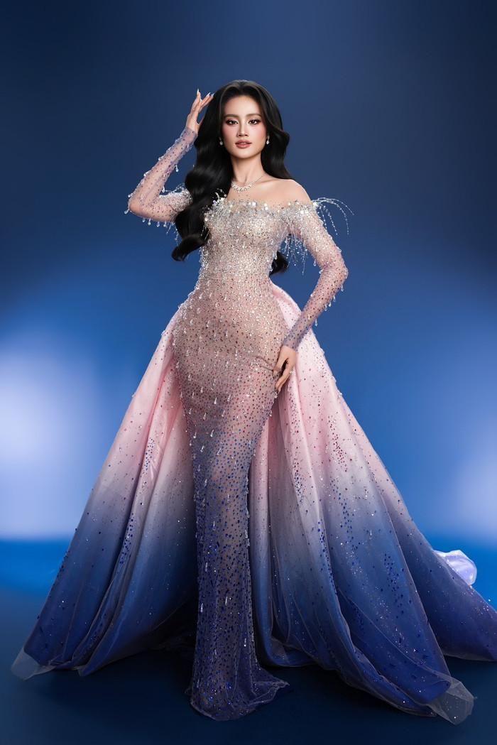 Hoa hậu Ý N hi nổi bật với chiều cao 1m75.