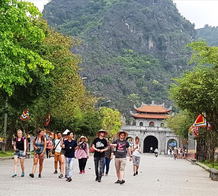 Du khách tham quan cố đô Hoa Lư.