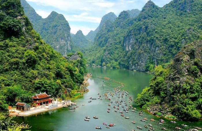 Du khách chèo thuyền ngắm cảnh ở Tràng An. 