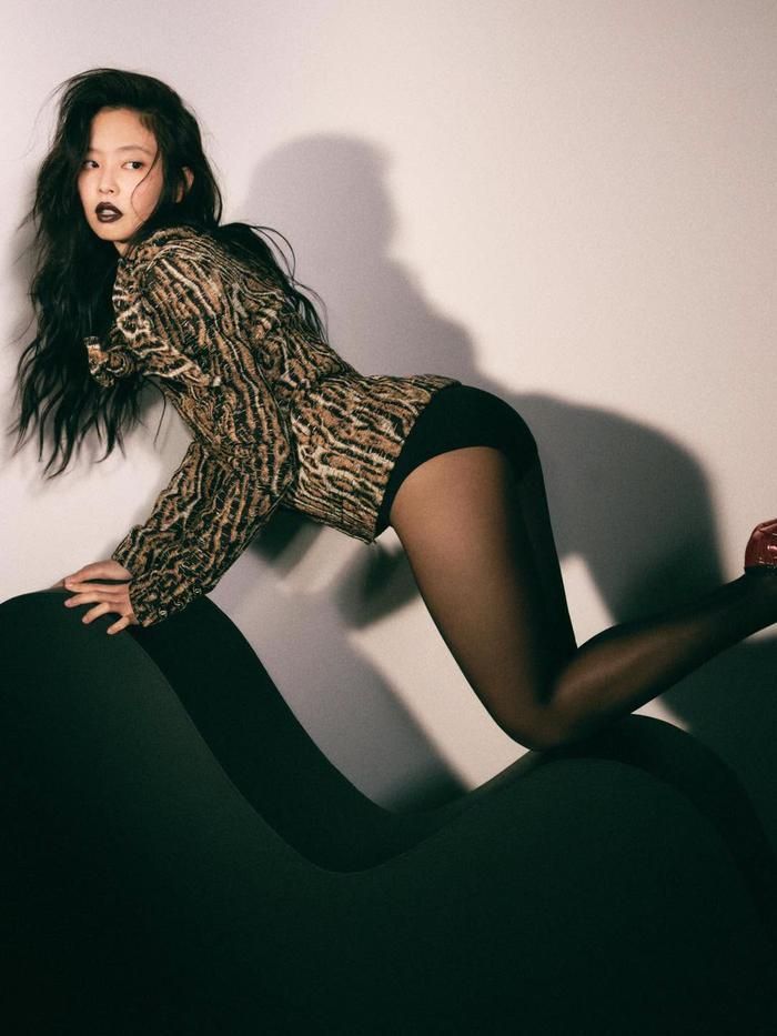 Jennie còn xuất hiện với phong cách "giấu quần" quen thuộc.