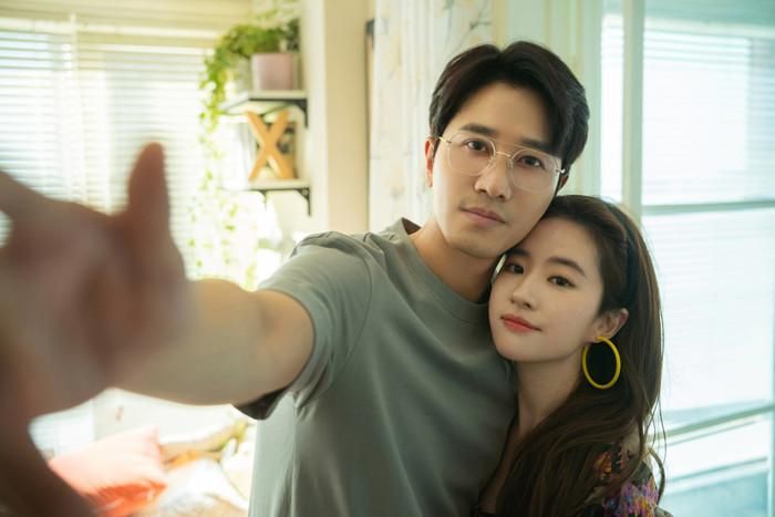 Lưu Diệc Phi và Bành Quán Anh bất ngờ trở thành tâm điểm chú ý khi loạt tin đồn hẹn hò lan truyền trên mạng xã hội Trung Quốc.