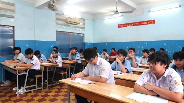 Hơn 151.000 thí sinh trên địa bàn TPHCM chính thức bước vào môn thi đầu tiên – môn Ngữ văn.
