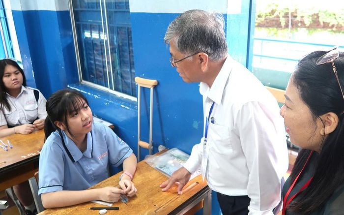 Ông Nguyễn Văn Hiếu, Giám đốc Sở Giáo dục và Đào tạo TPHCM, động viên thí sinh tại điểm thi Trường THCS Lê Lợi (phường Xuân Hòa)