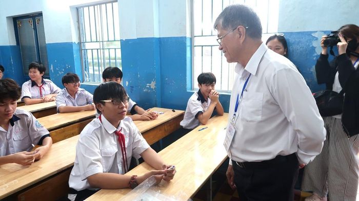 Ông Nguyễn Văn Hiếu, Giám đốc Sở Giáo dục và Đào tạo TPHCM, đã đến thăm và động viên thí sinh tại điểm thi Trường THCS Lê Lợi (phường Xuân Hòa).