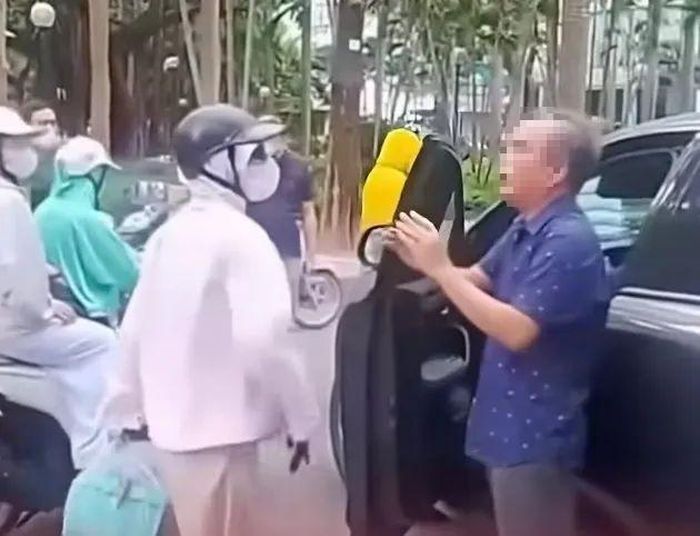 Người phụ nữ hành hung nam tài xế trước mặt con nhỏ sau khi xảy ra va chạm nhỏ