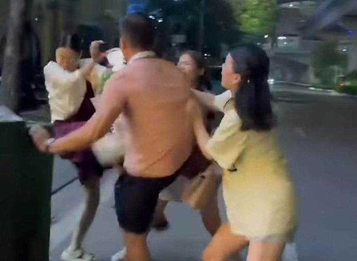 Cô gái bị người đàn ông hành hung trên phố Hoàng Cầu (Hà Nội) gây xôn xao dư luận những ngày vừa qua