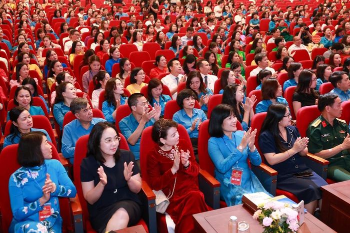 Các nữ công đoàn viên tham dự trao lễ trao Giải thưởng "Nữ đoàn viên công đoàn năng động, trách nhiệm, sáng tạo"