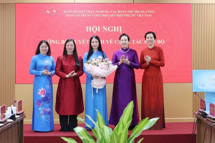 Ban Thường vụ Đảng ủy TƯ Hội LHPN Việt Nam chúc mừng Phó Bí thư Thường trực Đảng ủy TƯ Hội LHPN Việt Nam Trần Lan Phương