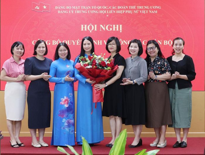 Chi bộ Ban Công tác Phụ nữ chúc mừng đồng chí Trần Lan Phương nhận nhiệm vụ