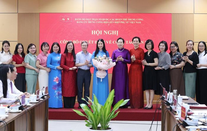 Ban Chấp hành Đảng bộ TƯ Hội LHPN Việt Nam chúc mừng đồng chí Trần Lan Phương nhận nhiệm vụ