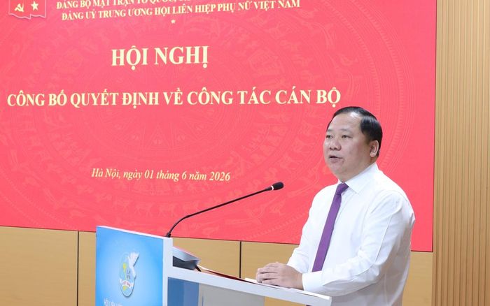 Đồng chí Nguyễn Phi Long, Ủy viên TƯ Đảng, Phó Bí thư Thường trực Đảng ủy MTTQ, các đoàn thể Trung ương, Phó Chủ tịch Ủy ban Trung ương MTTQ Việt Nam, phát biểu giao nhiệm vụ