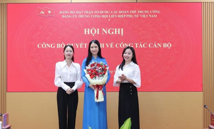 Đoàn Thanh niên TƯ Hội LHPN Việt Nam chúc mừng đồng chí Trần Lan Phương nhận nhiệm vụ