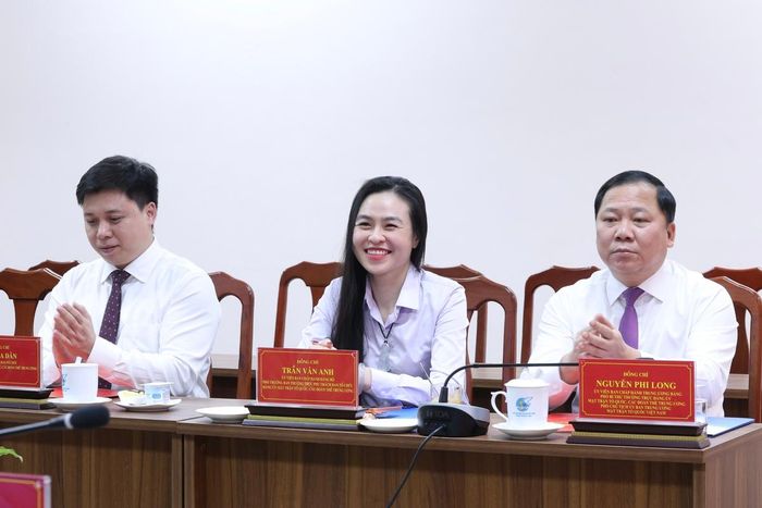 Ủy viên TƯ Đảng, Phó Bí thư Thường trực Đảng ủy MTTQ, các đoàn thể Trung ương, Phó Chủ tịch Ủy ban Trung ương MTTQ Việt Nam Nguyễn Phi Long (bên phải) cùng các đại biểu tham dự hội nghị