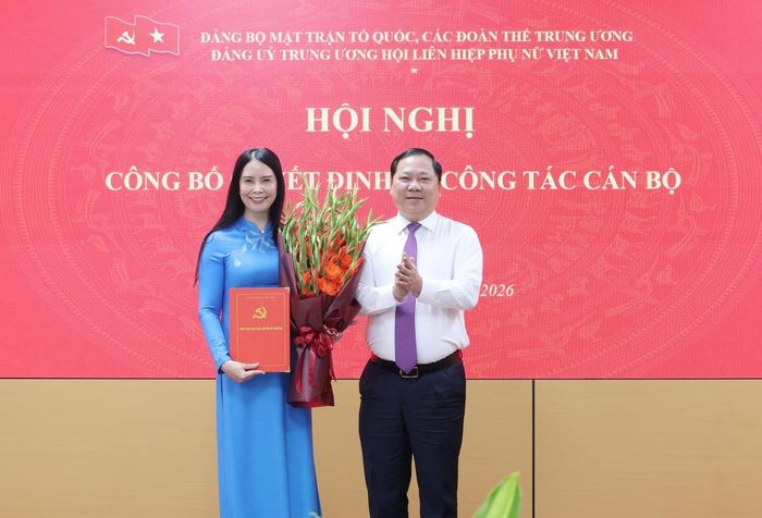 Ủy viên TƯ Đảng, Phó Bí thư Thường trực Đảng ủy MTTQ, các đoàn thể Trung ương, Phó Chủ tịch Ủy ban Trung ương MTTQ Việt Nam Nguyễn Phi Long trao quyết định giữ chức Phó Bí thư Thường trực Đảng ủy Trung ương Hội LHPN Việt Nam nhiệm kỳ 2025-2030 cho đồng chí Trần Lan Phương