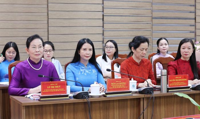 Từ trái sang phải, hàng trước: Ủy viên TƯ Đảng, Phó Chủ tịch Ủy ban Trung ương MTTQ Việt Nam, Bí thư Đảng ủy, Chủ tịch Hội LHPN Việt Nam Lê Thị Thủy; Ủy viên Ban Thường vụ Đảng ủy, Phó Chủ tịch Thường trực Hội LHPN Việt Nam Trần Lan Phương; Ủy viên Ban Thường vụ Đảng ủy, Phó Chủ tịch Hội LHPN Việt Nam Nguyễn Thị Minh Hương; Ủy viên Ban Thường vụ Đảng ủy, Phó Chủ tịch Hội LHPN Việt Nam Nguyễn Thị Thu Hiền tham dự hội nghị