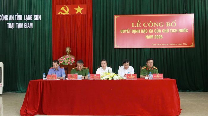 Lễ công bố đặc xá tại Trại tạm giam Công an tỉnh Lạng Sơn. Ảnh: LS
