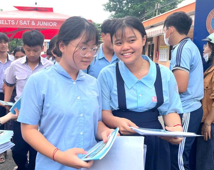 Thí sinh phấn khởi rời phòng thi.