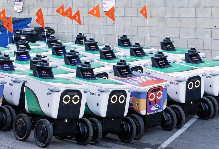 Robot giao hàng Serve Robotics chờ được vận chuyển đến các khu vực hoạt động ở Los Angeles.