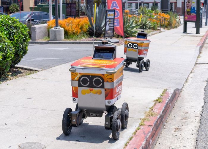 Một robot giao hàng tại Hollywood vào năm 2024.