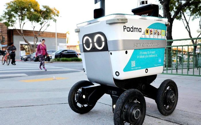 Một robot giao hàng ở West Hollywood