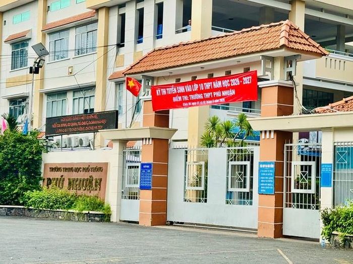 Tại điểm thi chuyên, tích hợp Trường THPT Phú Nhuận (phường Đức Nhuận), nhiều phụ huynh lo lắng nán lại đợi con thi xong. Ảnh: Hồ Lam