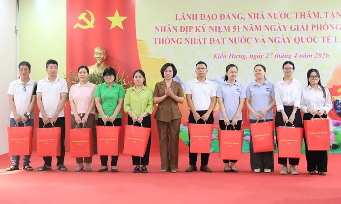 Ủy viên Ban Thường vụ Thành ủy, Chủ tịch Ủy ban MTTQ Việt Nam thành phố Hà Nội Bùi Huyền Mai trao quà tặng tới người lao động tại phường Kiến Hưng. (Ảnh: HNM)