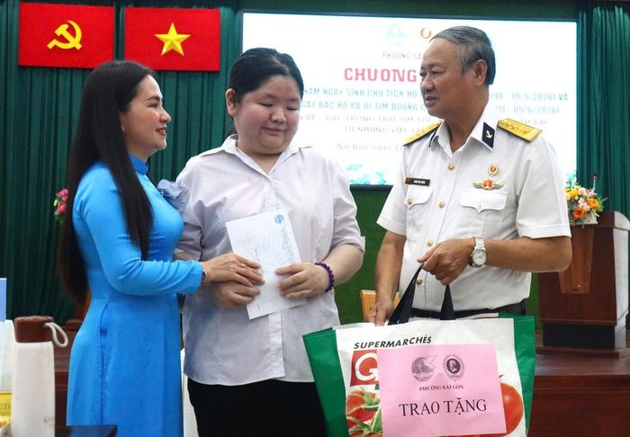 Chị Phạm Thị Hồng Phượng (bìa trái), Phó Chủ tịch Ủy ban MTTQ Việt Nam phường, Chủ tịch Hội LHPN phường Sài Gòn (TPHCM), trao quà cho hội viên Lê Thanh Hà. Ảnh: Hội LHPN phường Sài Gòn