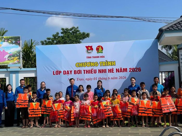 Đội thanh niên tình nguyện tổ chức lớp dạy bơi cho thiếu nhi