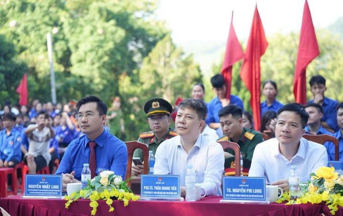Lãnh đạo Đoàn TNCS Hồ Chí Minh MTTQ, các đoàn thể Trung ương và Học viện Phụ nữ Việt Nam tham dự lễ phát động