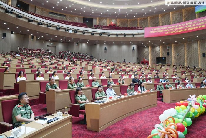 Tham dự chương trình còn có: Thiếu tướng Phạm Kim Đĩnh, Ủy viên Đảng ủy Công an Trung ương, Cục trưởng Cục Công tác chính trị; đại diện Hội Bảo vệ quyền trẻ em Việt Nam; Cục Văn hóa cơ sở, Gia đình và Thư viện, Bộ Văn hóa, Thể thao và Du lịch; Cục Bà mẹ và Trẻ em, Bộ Y tế; Hội LHPN TP Hà Nội; Ban Phụ nữ Quân đội; Ban Thanh niên CAND; Ban Công đoàn CAND, cùng các đơn vị đồng hành. Lãnh đạo Công an các đơn vị, địa phương có thiếu nhi tham gia chương trình, cán bộ, chiến sĩ và các đại biểu khách mời cũng có mặt, góp phần tạo nên không khí trang trọng, ấm áp của buổi gặp mặt.