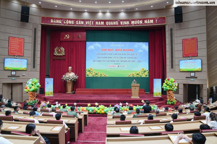 Phát biểu chỉ đạo tại chương trình, Thượng tướng Lê Quốc Hùng ghi nhận và biểu dương những nỗ lực không ngừng cùng thành tích xuất sắc của 150 thiếu nhi tiêu biểu. Đồng chí Thứ trưởng Bộ Công an nhấn mạnh tầm quan trọng của việc chăm sóc, giáo dục thế hệ mầm non và yêu cầu các đơn vị tiếp tục làm tốt công tác đền ơn đáp nghĩa, chính sách hậu phương Công an nhân dân.