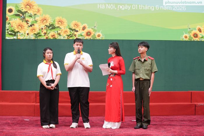 Giao lưu tại chương trình, em Tạ Ngọc Minh (Trường THPT Chuyên Bắc Ninh) - học sinh đoạt Huy chương Bạc Olympic Vật lý châu Á năm 2026 - bày tỏ lòng biết ơn sâu sắc tới bố mẹ, là cán bộ Công an tỉnh Bắc Ninh, những người luôn đồng hành, động viên em trong học tập và cuộc sống. Với Minh, thành tích đạt được là món quà tri ân nhỏ bé gửi tới gia đình, thầy cô và những người đã luôn tin tưởng, tiếp thêm động lực để em nỗ lực vươn lên.