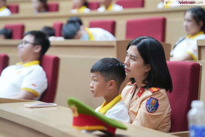 Trước đó, trong khuôn khổ Chương trình, các thiếu nhi tiêu biểu đã tham gia trải nghiệm, tập huấn kỹ năng phòng cháy, chữa cháy và cứu nạn, cứu hộ nhằm trang bị kỹ năng sinh tồn cần thiết; Tham gia hoạt động chuyên đề "An toàn trên không gian mạng và kỹ năng làm chủ trí tuệ nhân tạo (AI)" giúp các em tiếp cận tư duy công nghệ dưới sự hướng dẫn của Thạc sĩ Khoa học máy tính Nguyễn Thị Kiều Oanh cùng các chuyên gia.