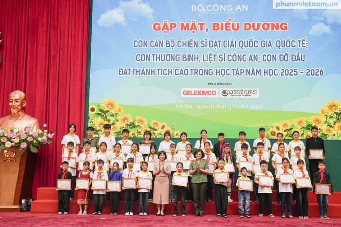 Thiếu tướng Ngô Hoài Thu, Phó Cục trưởng Cục Công tác chính trị, Phó Trưởng ban Vì sự tiến bộ phụ nữ, công tác gia đình và trẻ em Công an nhân dân và bà Trần Thị Bích Loan, Phó Cục trưởng Cục Bà mẹ và Trẻ em, Bộ Y tế, trao tặng nhiều phần thưởng cho các em có thành tích học tập xuất sắc. Những món quà thiết thực này là nguồn khích lệ giúp các em vững bước trên con đường chinh phục tri thức.