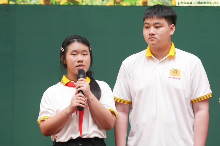 Em Nguyễn Huỳnh Diễm Huỳnh (Trường THCS Châu Văn Liêm, TP Cần Thơ), con liệt sĩ Nguyễn Văn Kha, Công an TP Cần Thơ, bày tỏ niềm tự hào và xúc động khi nhắc về sự hy sinh của cha. Từ tình yêu thương và tấm gương của cha, em luôn nuôi dưỡng ước mơ trở thành nữ chiến sĩ Công an nhân dân, tiếp bước sự nghiệp vẻ vang, góp phần giữ gìn bình yên cho Tổ quốc.